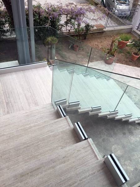 Pose de garde-corps extérieur en verre Var