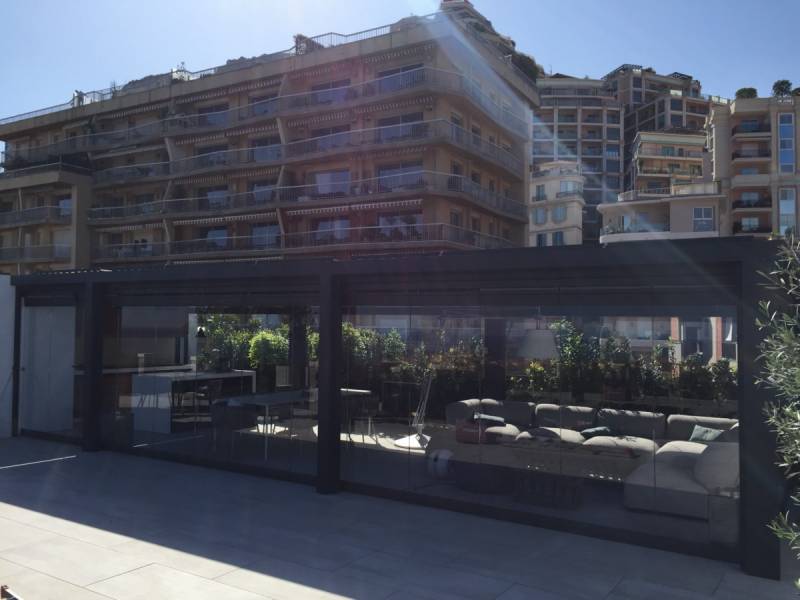 Façade en verre entièrement escamotable à Monaco