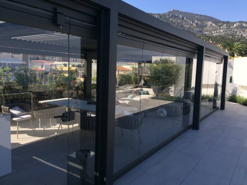 Façade en verre entièrement escamotable à Monaco