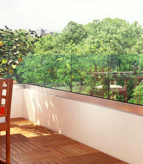 Agencement de terrasse extérieure avec garde-corps en verre