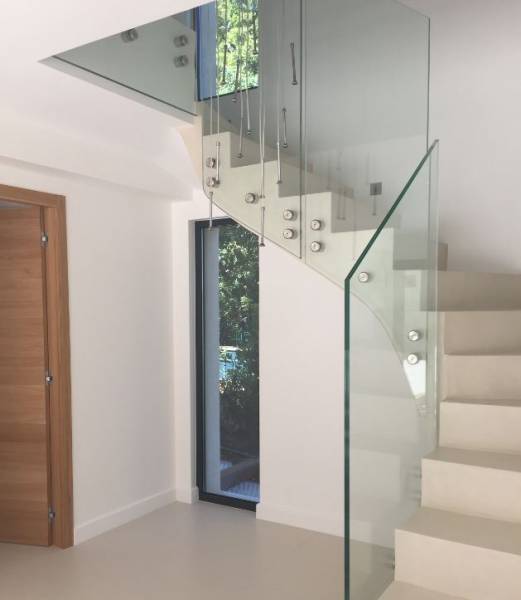 Pose de garde corps en verre avec point fixation en inox pour escalier Toulon